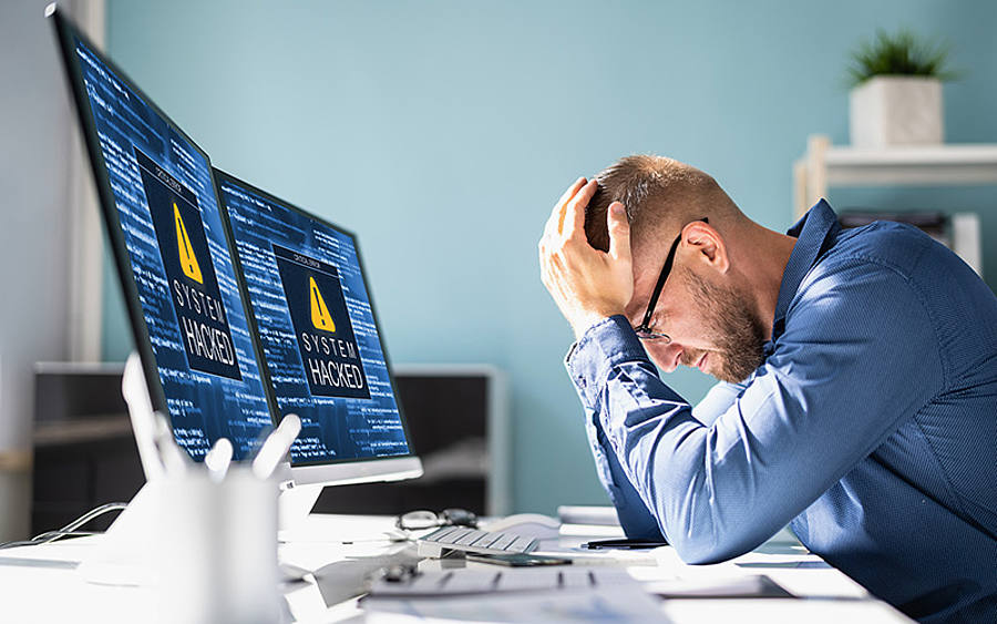 Mann vor Monitoren