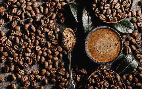 Kaffeebohnen und Kaffeetasse