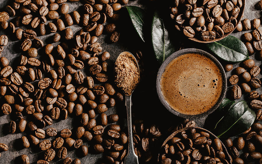 Kaffeebohnen und Kaffeetasse