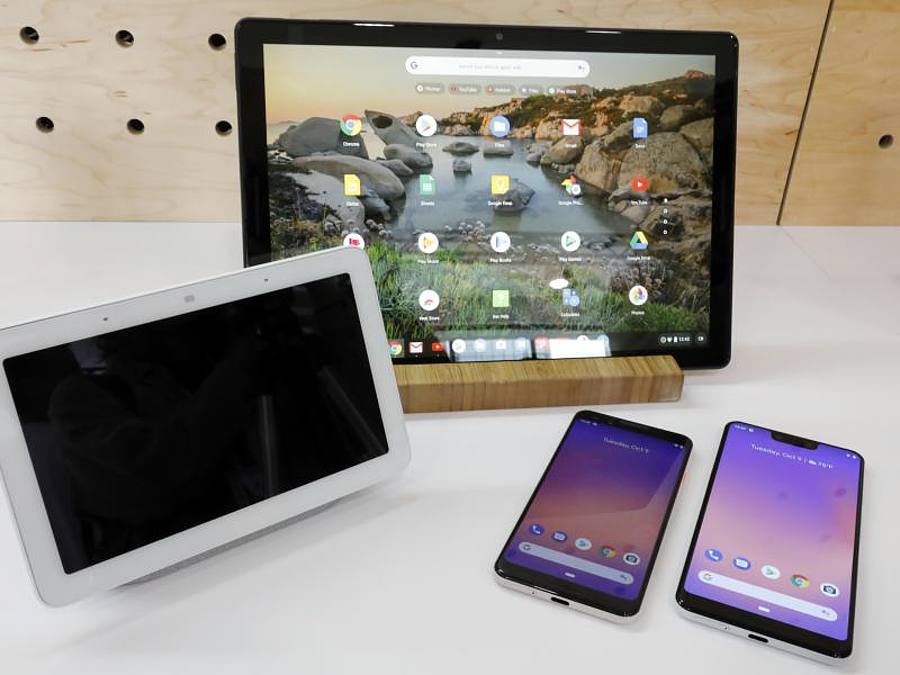 Google stellt neue Produkte vor: Google Home Hub (l-r), Pixel Slate und zwei neue Smartphones. Foto: Richard Drew/AP