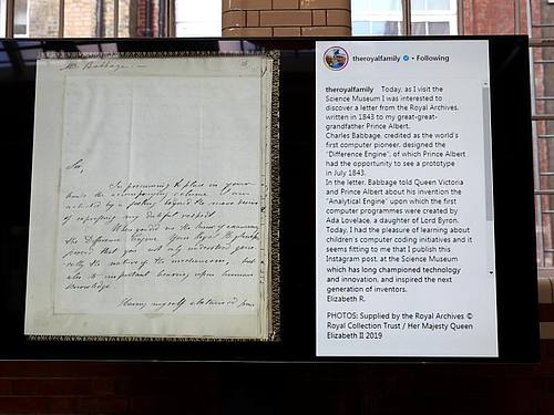 Der erste Instagram-Post (r.) von Königin Elizabeth II. zusammen mit einem Brief von Computer-Pionier Charles Babbage an Prinz Albert aus dem Jahr 1843 Foto: Simon Dawson/PA Wire.