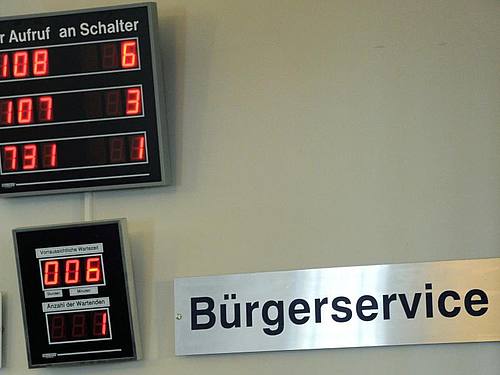 Klassisch: Warten auf einen Termin, hier im Potsdamer Rathaus. Foto: Bernd Settnik/dpa-Zentralbild/dpa