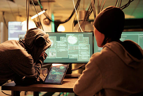 Zwei Hacker vor einem computer