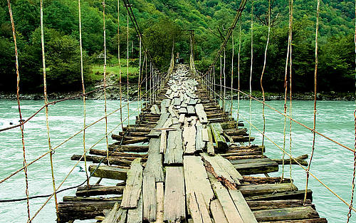 Hängebrücke über Wildwasser