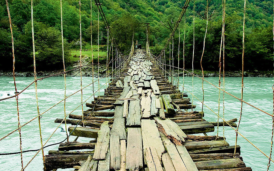 Hängebrücke über Wildwasser