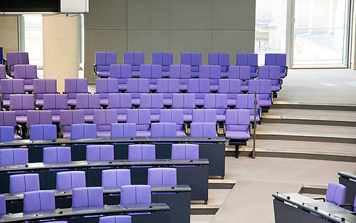 Leere Sitzreihen im Bundestag