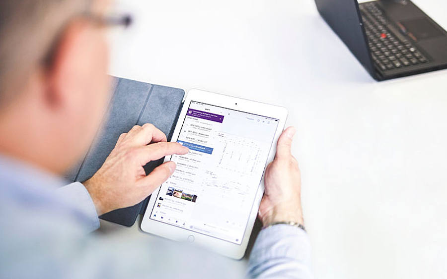 Mann nutzt Tablet