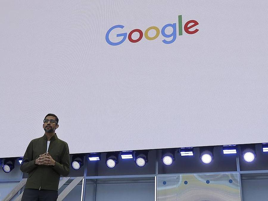 Google-Chef Sundar Pichai spricht bei der Entwicklungskonferenz Google I/O in Mountain View. ((Foto: Jeff Chiu/AP))