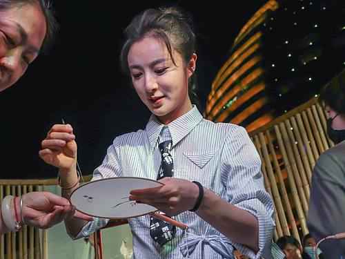 Die chinesische «Livestream-Königin» Huang Wei muss wegen Steuervergehen umgerechnet 186 Millionen Euro zahlen. Foto: Chan Yu/Imaginechina/dpa