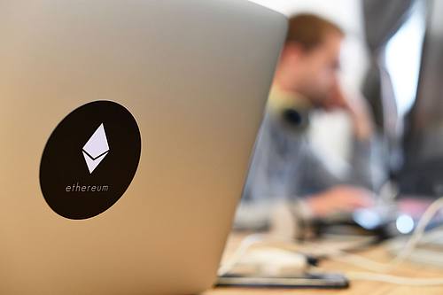 Kryptowährungssysteme wie Bitcoin und Ethereum verbrauchen Unmengen von Strom, weil sie auf einem energiehungrigen Absicherungsverfahren aufbauen. Nun wagt zumindest die Ethereum-Community einen Umstieg auf ein umweltfreundliches System.
