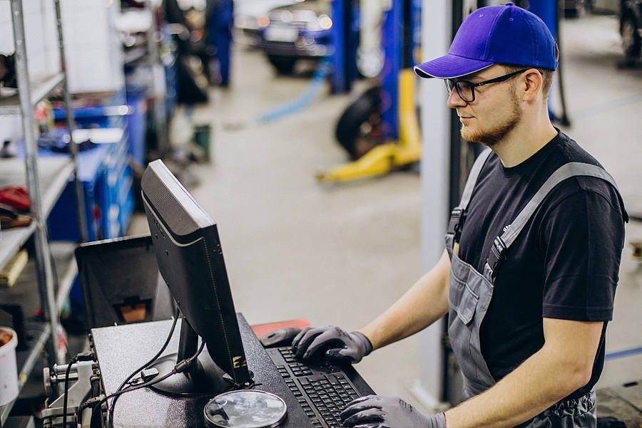 Arbeiter in Fabrik am Computer