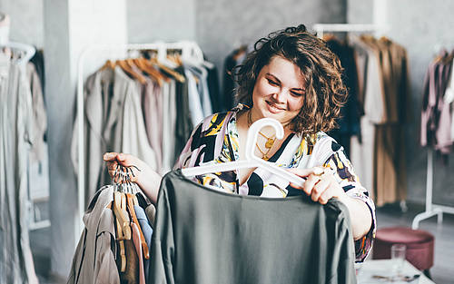 Frau im Modeladen