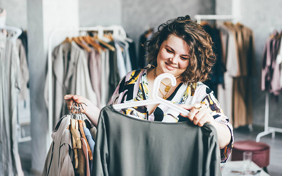 Frau im Modeladen