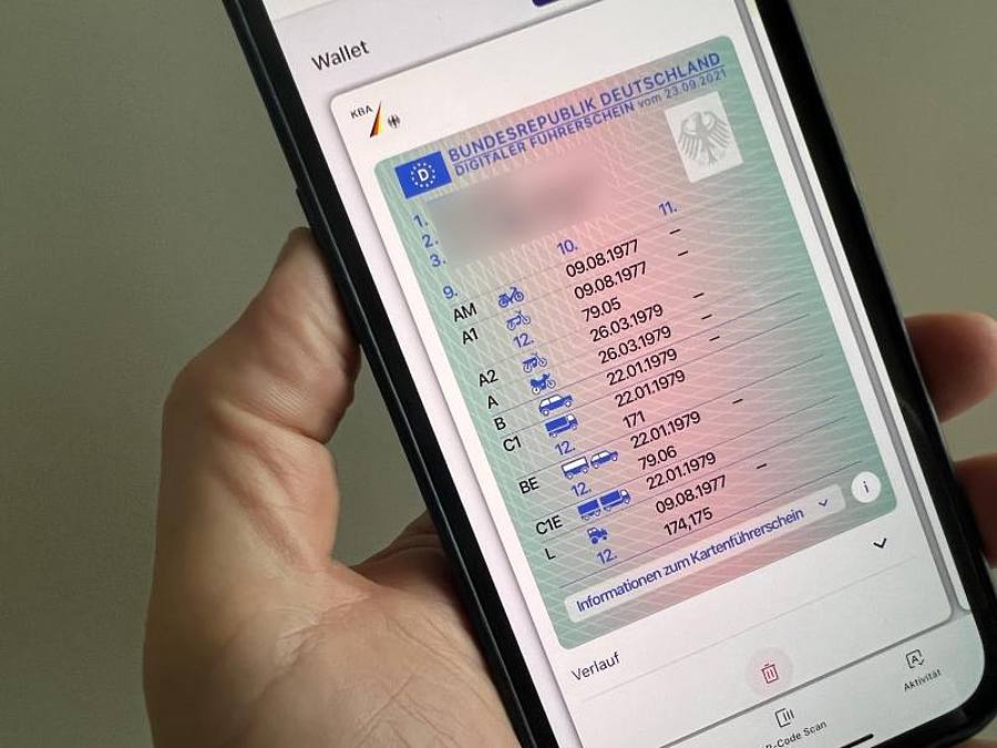 Besitzer eines EU-Kartenführerschein aus Deutschland verfügt, müssen sich zunächst die App «ID Wallet» aufs Smartphone herunterladen. Foto: Christoph Dernbach/dpa