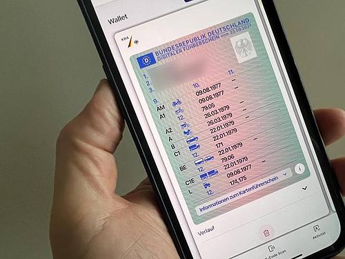 Besitzer eines EU-Kartenführerschein aus Deutschland verfügt, müssen sich zunächst die App «ID Wallet» aufs Smartphone herunterladen. Foto: Christoph Dernbach/dpa