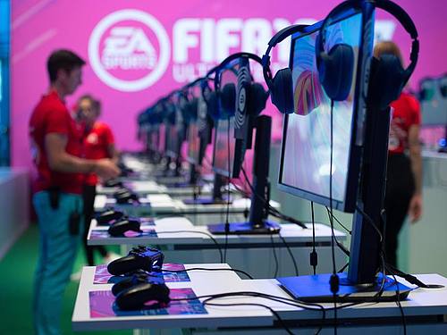 An einem Stand von EA Sports auf der Gamescom 2018 konnten Fans das Videospiel «Fifa» ausprobieren. Foto: Christophe Gateau/dpa