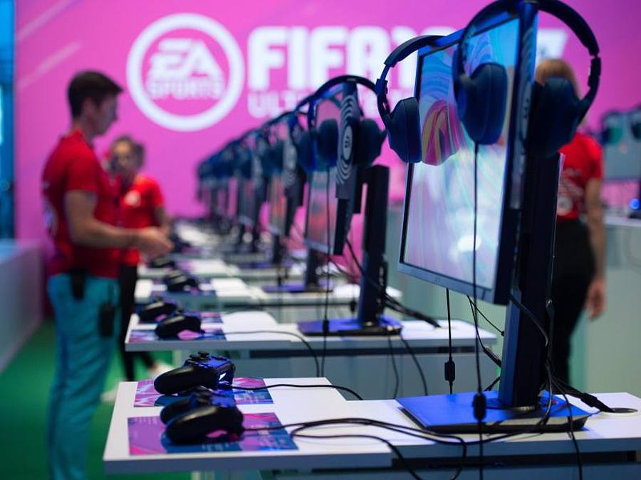 An einem Stand von EA Sports auf der Gamescom 2018 konnten Fans das Videospiel «Fifa» ausprobieren. Foto: Christophe Gateau/dpa