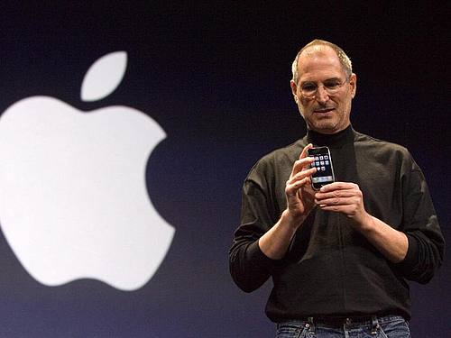 Steve Jobs, Mitbegründer von Apple, stellt das iPhone in San Francisco, USA, vor. Foto: John G. Mabanglo/EPA FILES/dpa