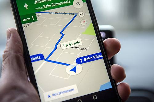 Google bietet über die Google Maps Plattform unter anderem die Möglichkeit, seine Karten etwa in Websites und Apps einzubinden.