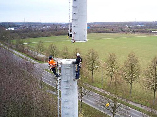 Ein Mobilfunkmast von Vodafone wird an der A61 bei Mönchengladbach Venn aufgebaut. Foto: Valery Kloubert/Vodafone