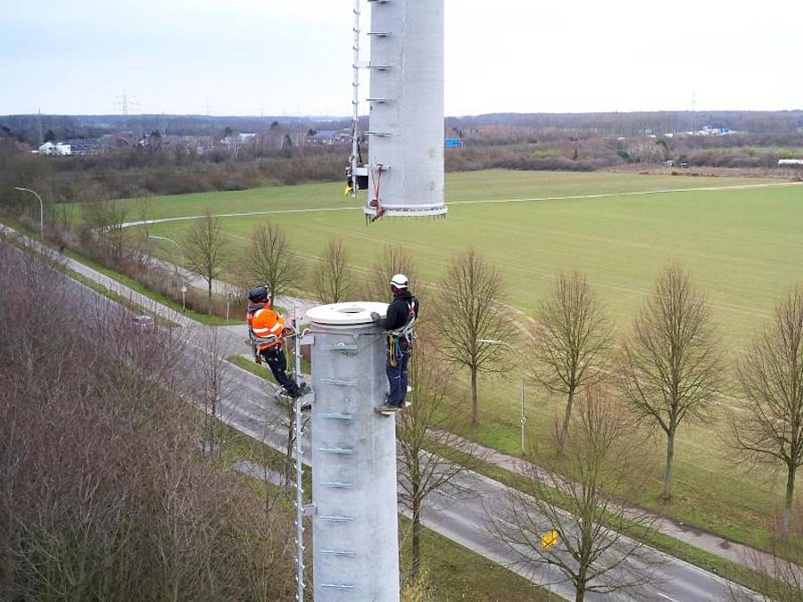 Ein Mobilfunkmast von Vodafone wird an der A61 bei Mönchengladbach Venn aufgebaut. Foto: Valery Kloubert/Vodafone