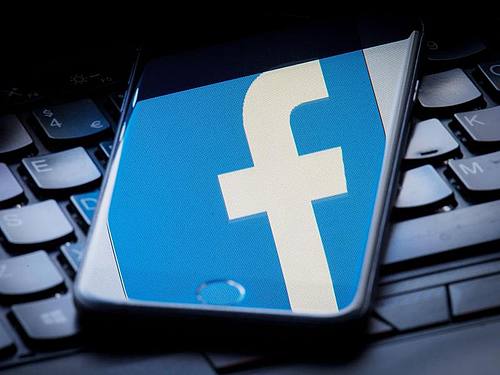 Das Facebook-Logo auf einem Smartphone