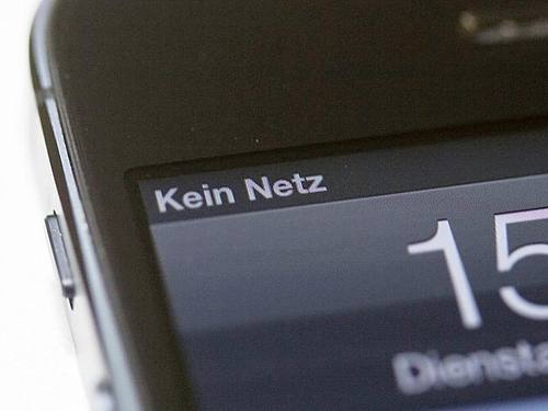 Ein Smartphone ohne Empfang. Foto: Inga Kjer/dpa