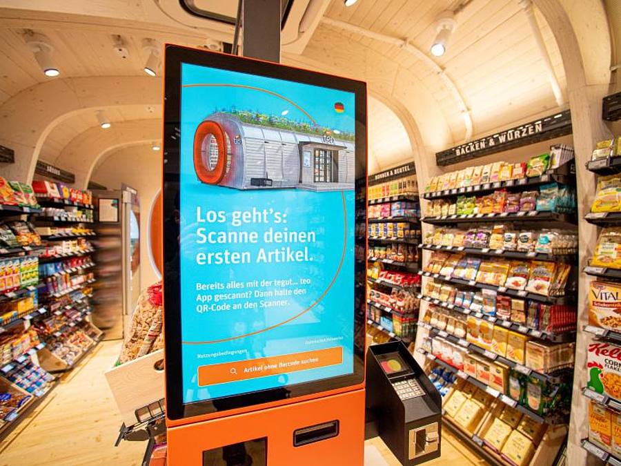 Blick ins Innere eines digitalen Testladens mit dem Namen "tegut ...teo" in Fulda. Der mit 50 Quadratmetern relativ kleine Markt bietet nach Angaben des Unternehmns rund 950 Artikel des täglichen Bedarfs und kommt ohne Kassierer aus. Foto: Björn Friedri