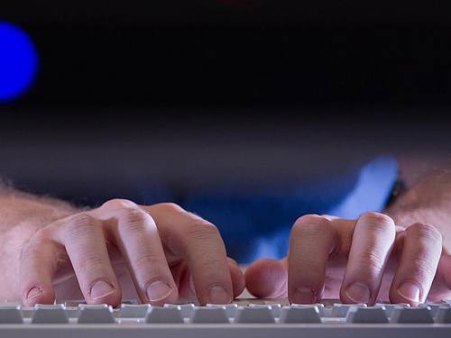 lackierte Nägel auf Tastatur