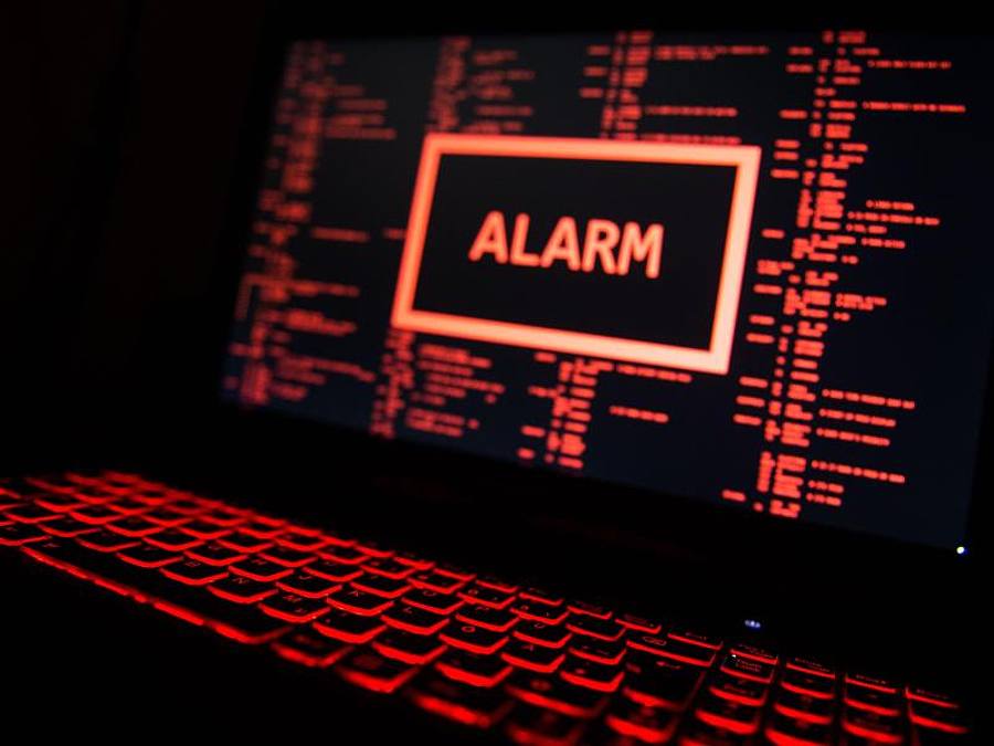 Ein Computer zeigt eine fiktive Fehlermeldung an (gestellte Szene). Foto: Lino Mirgeler/dpa
