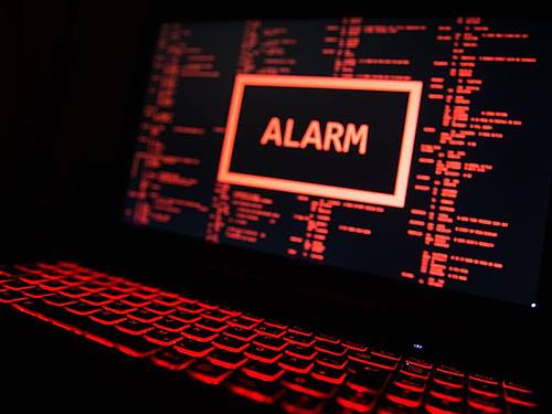 Ein Computer zeigt eine fiktive Fehlermeldung an (gestellte Szene). Foto: Lino Mirgeler/dpa