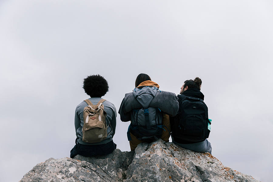 Drei Personen auf einem Berggipfel