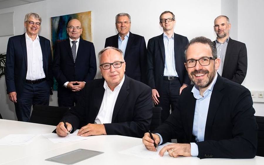 Die Firmenchefs unterzeichnen den Vertrag: SNP-CEO Michael Eberhardt (links) and Datavard-Gründer Gregor Stöckler (beide sitzend)
