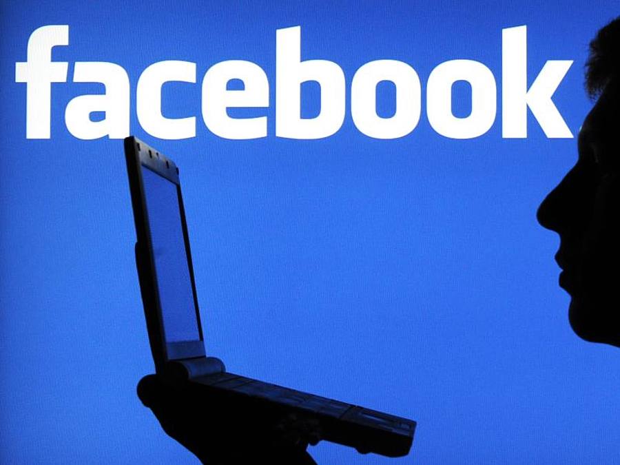 Eine menschliche Silhouette vor dem Facebook-Logo
