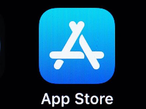 Das Logo des App Store auf dem Bildschirm eines iPhones. Foto: Silas Stein