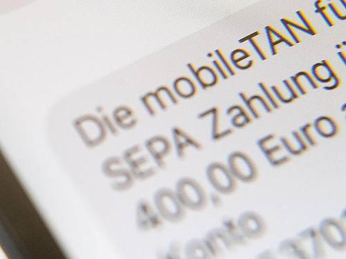 Auch bei Kartenzahlungen im Internet müssen sich Verbraucher künftig grundsätzlich mit zwei Faktoren identifizieren. Foto: Lino Mirgeler