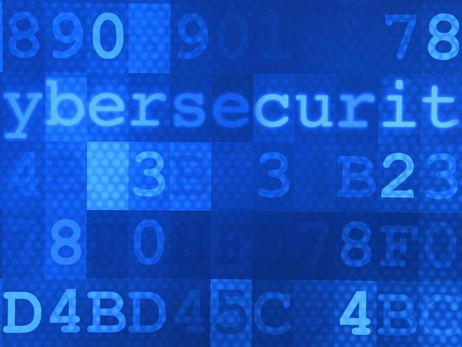 Das Wort Cybersecurity steht auf einem Plakat im Hasso-Plattner-Institut (HPI). Foto: Ralf Hirschberger/dpa-Zentralbild/dpa