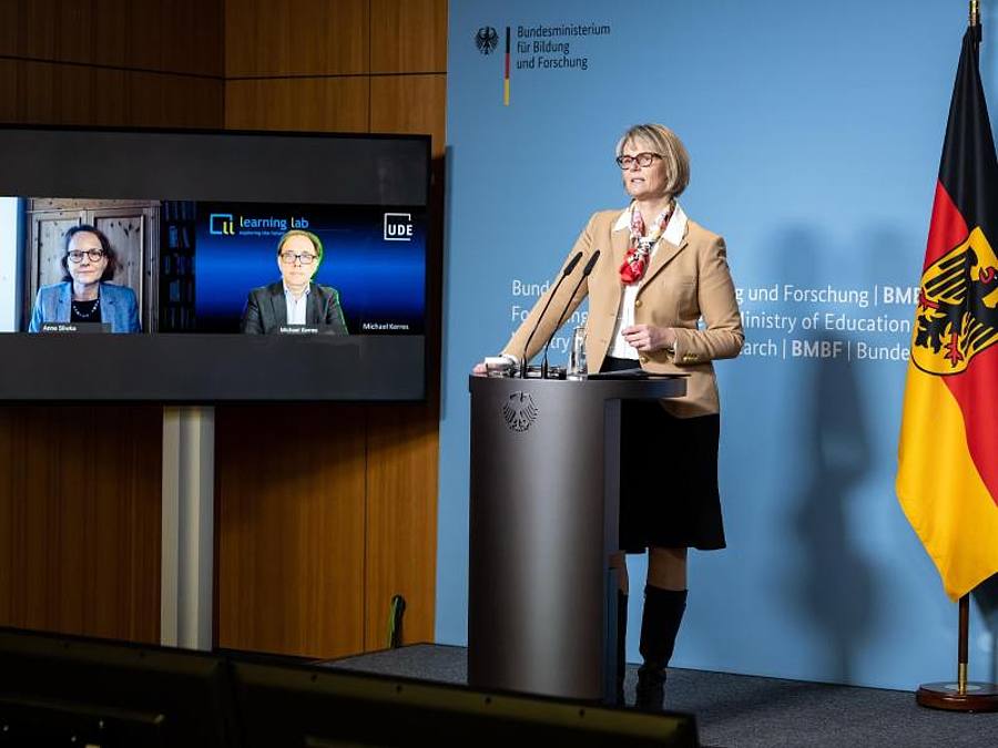 Anja Karliczek (CDU), Bundesministerin für Bildung und Forschung, äußert sich zusammen mit den per Video zugeschalteten Experten bei einer Pressekonferenz zum Aufbau einer Nationalen Bildungsplattform. Foto: Bernd von Jutrczenka/dpa
