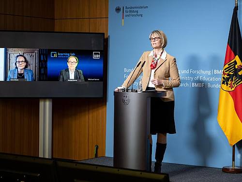 Anja Karliczek (CDU), Bundesministerin für Bildung und Forschung, äußert sich zusammen mit den per Video zugeschalteten Experten bei einer Pressekonferenz zum Aufbau einer Nationalen Bildungsplattform. Foto: Bernd von Jutrczenka/dpa