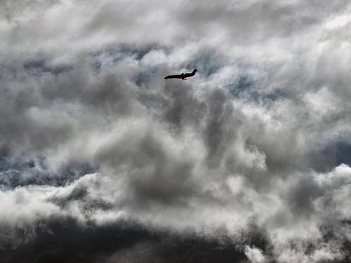 Die US-Luftfahrtbehörde FAA befürchtet, die 5G-Technik könnte zu Interferenzen mit bestimmter Flugzeugelektronik führen. Foto: Richard Vogel/AP/dpa