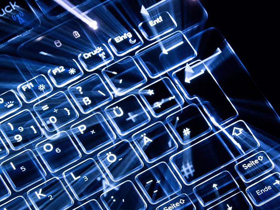 Tasten einer beleuchteten Tastatur. Foto: Sebastian Gollnow/dpa