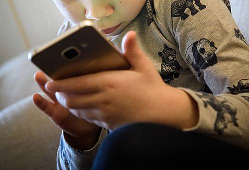 Mädchen mit Mobilgerät