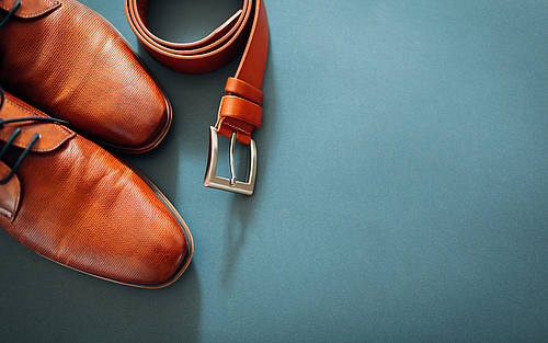 Schuhe und Gürtel aus Leder