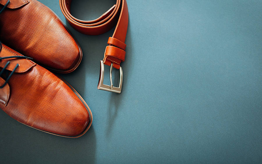 Schuhe und Gürtel aus Leder