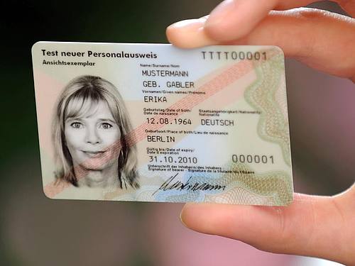 Kaum ein Bürger in Deutschland nutzt den neuen Personalausweis für Behördendienste im Internet. Foto: Tim Brakemeier