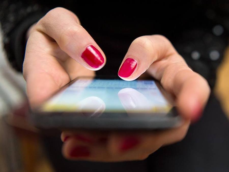 Eine Frau spielt ein Smartphone-Spiel