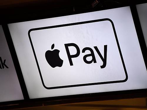 Apple Pay ermöglicht das Bezahlen mit dem iPhone. Foto: Lino Mirgeler/dpa