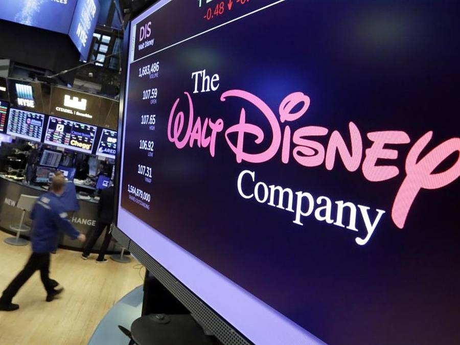 Das Walt Disney Co. Logo ist in der New York Stock Exchange (USA) auf einem Bildschirm zu sehen. Disney passt inmitten der Corona-Krise seine Konzernstruktur an, um sich künftig stärker auf den boomenden Streaming-Markt auszurichten. Foto: Richard Drew/