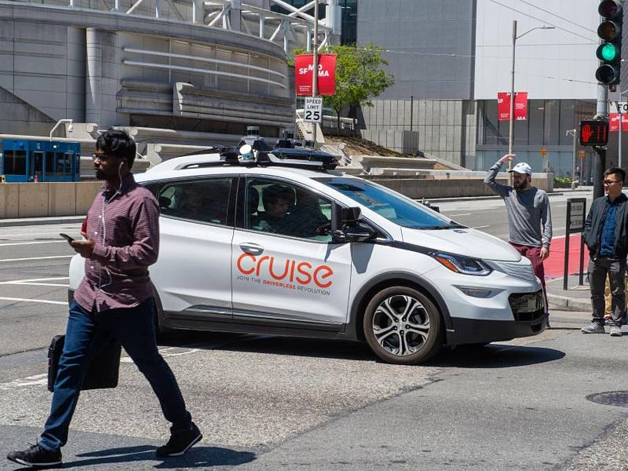 Ein selbstfahrendes Auto der GM-Roboterwagenfirma Cruise in San Francisco. Foto: Andrej Sokolow/dpa