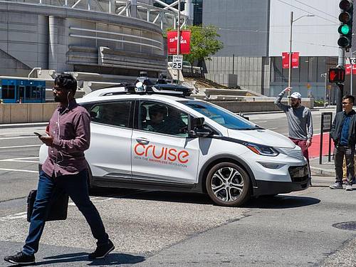 Ein selbstfahrendes Auto der GM-Roboterwagenfirma Cruise in San Francisco. Foto: Andrej Sokolow/dpa